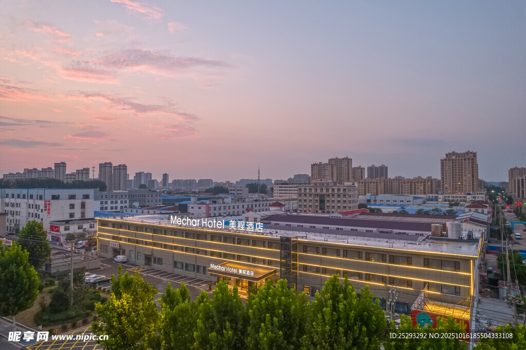 城市黄昏下的建筑与绿植