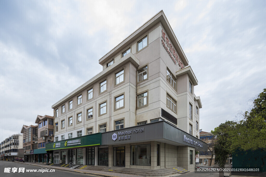 街边多层商业建筑外观