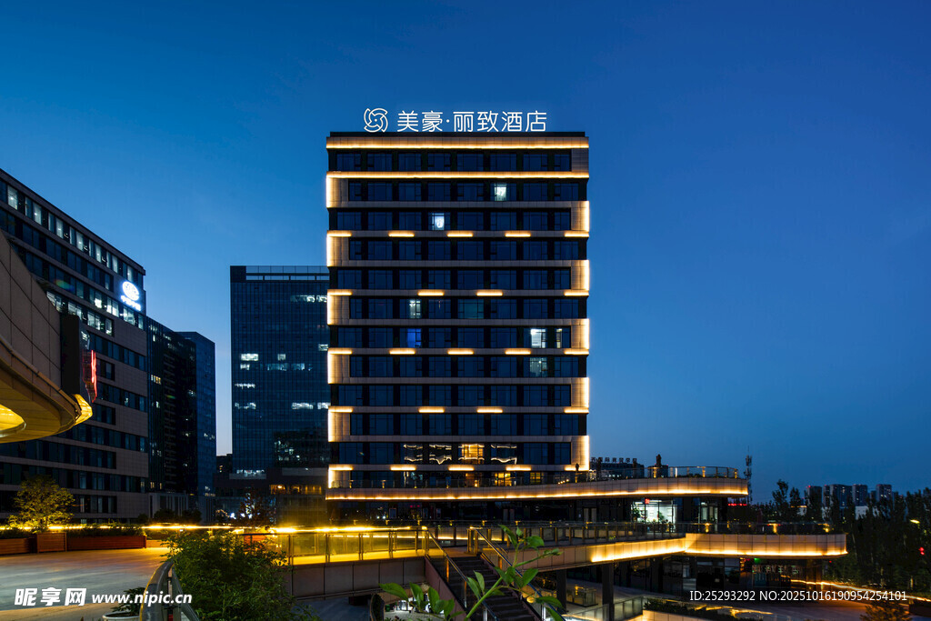 夜幕下的璀璨高楼酒店