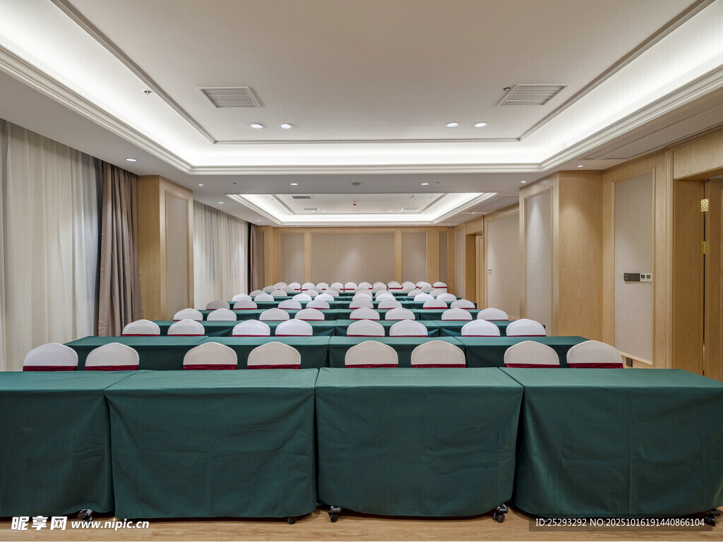 宽敞会议室整齐桌椅布置