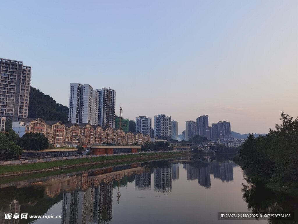 河畔城市风光宁静美好