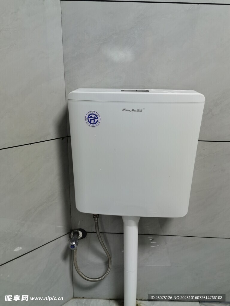 白色水箱卫生间一角