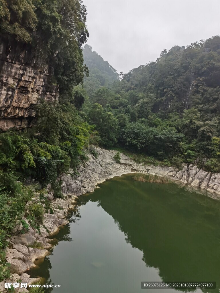 山间绿水映峭壁