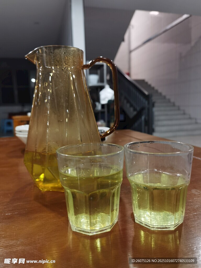 玻璃水壶与两杯黄绿色饮品