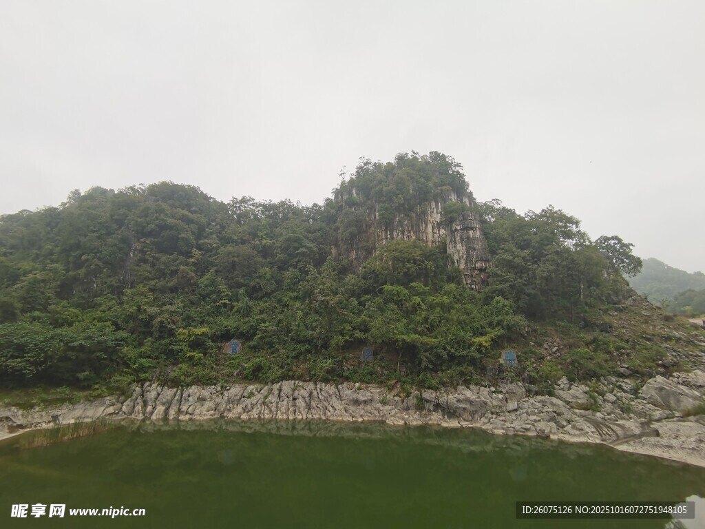 青山绿水间的自然景致