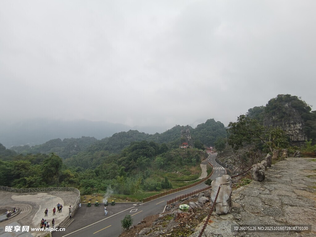 山间景致古朴石阶与远山