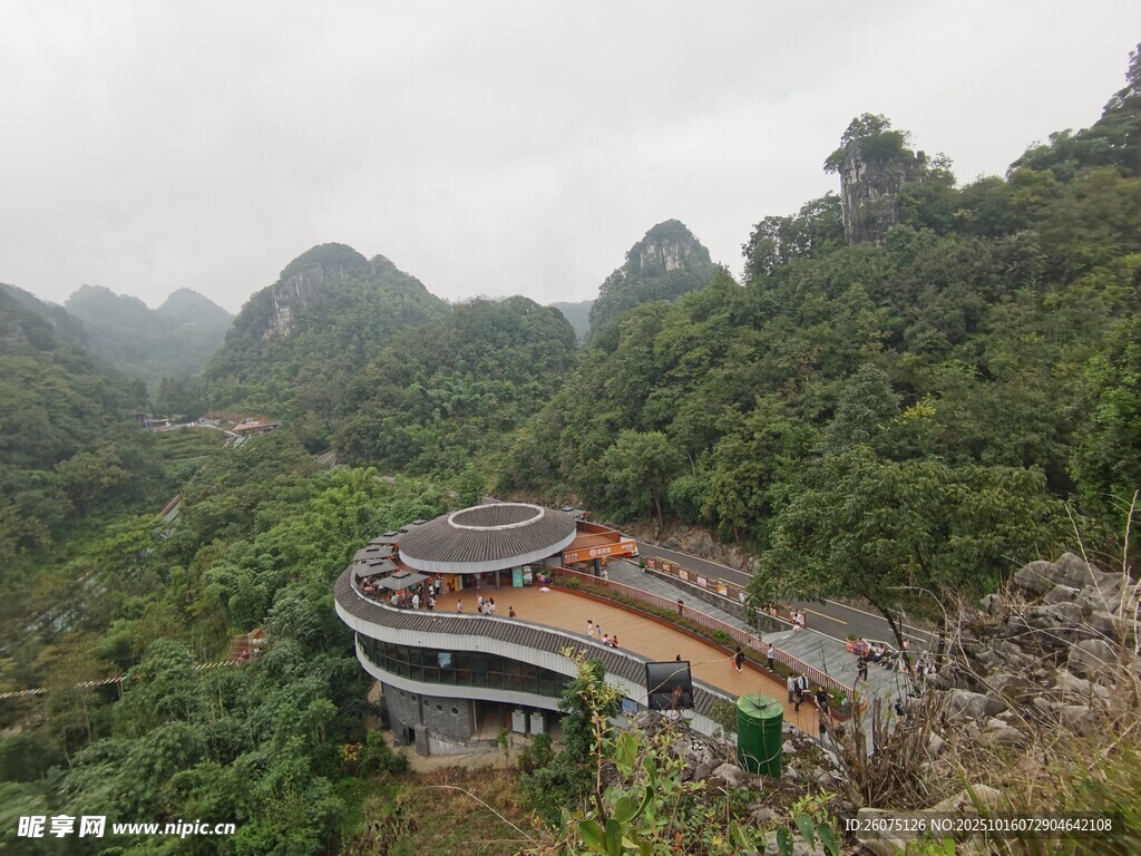 山间环形建筑隐于葱郁林