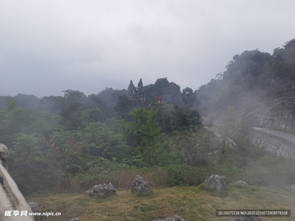 山间迷雾缭绕的自然景致