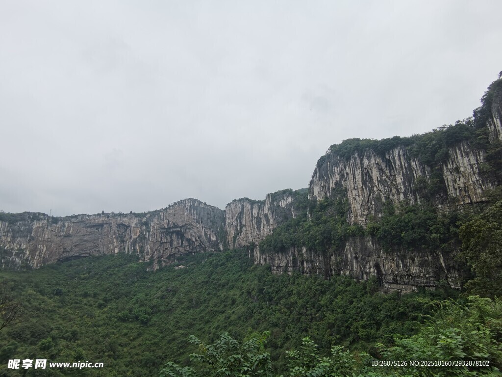 壮丽山景绿意盎然的崖壁