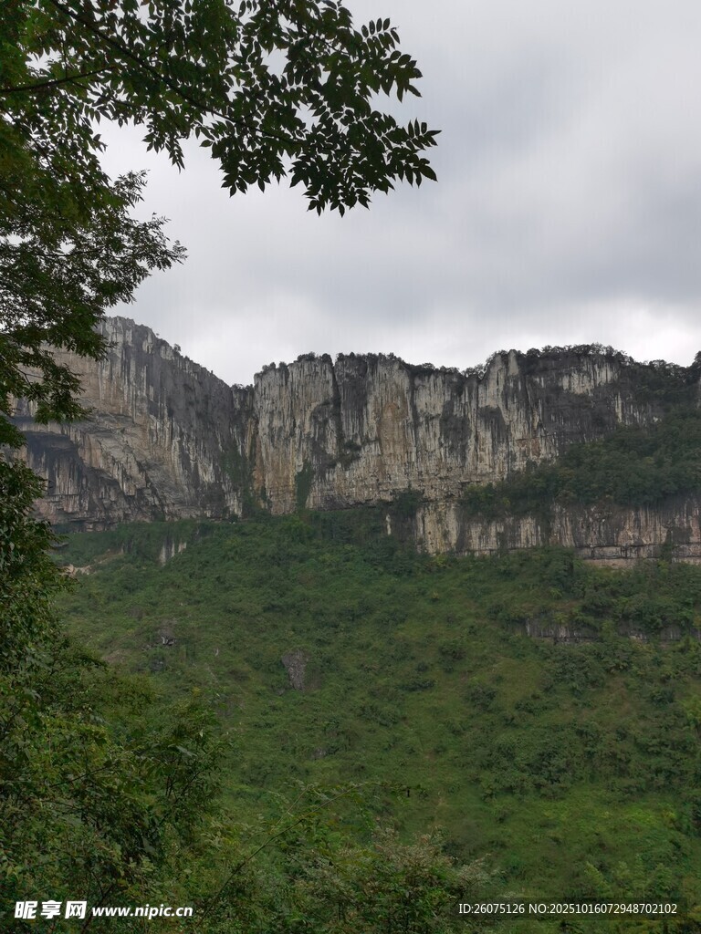 山峦叠翠间的自然景致