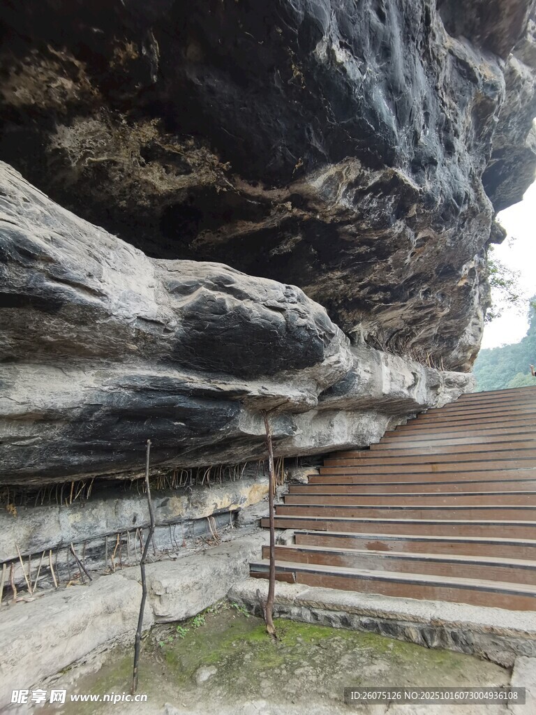 山间栈道旁的奇特岩石景观
