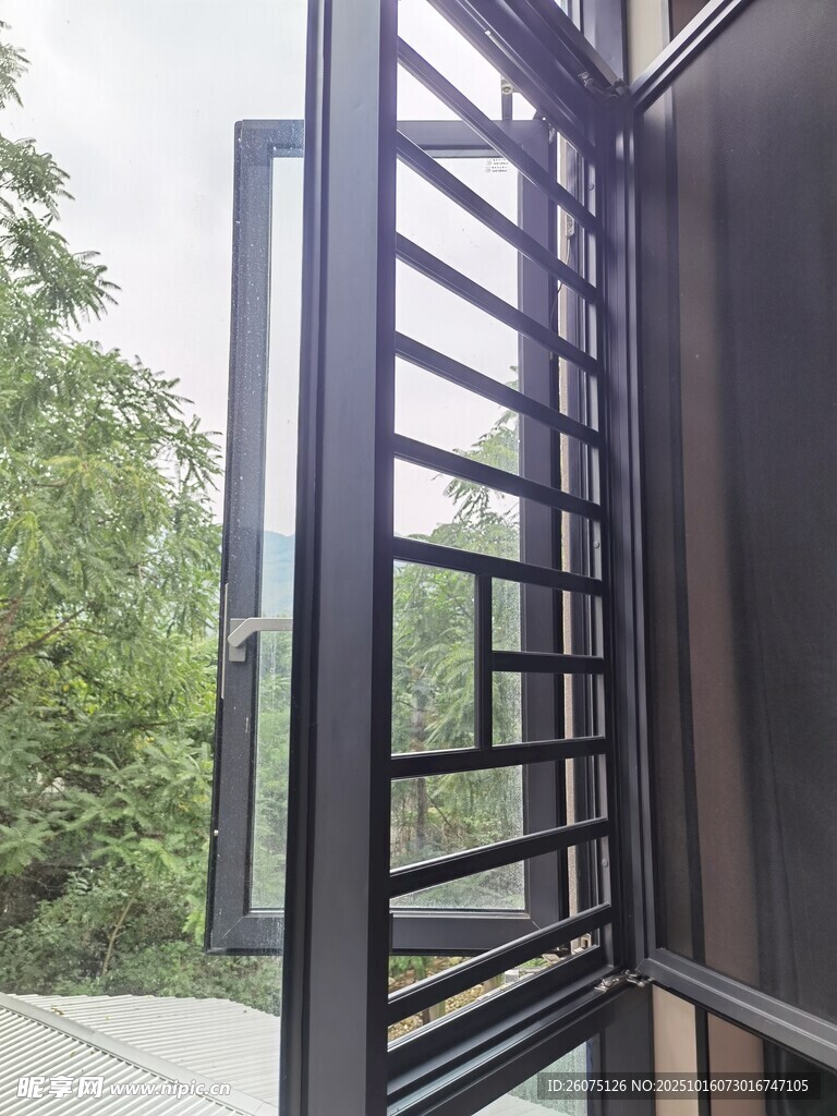 现代风格阳台金属窗设计