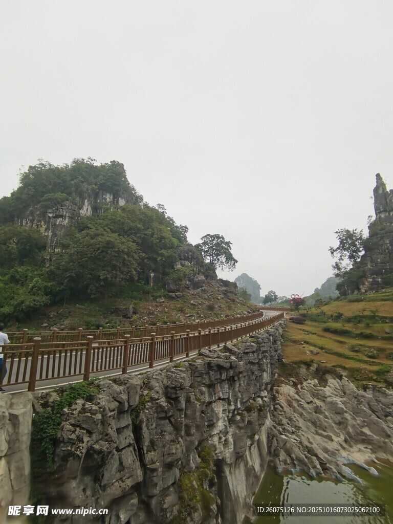 山间栈道旁的梯田景观