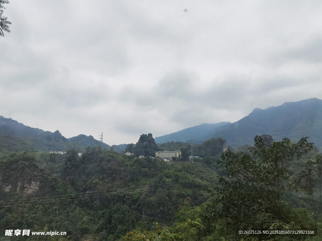 山间绿意盎然的自然景致