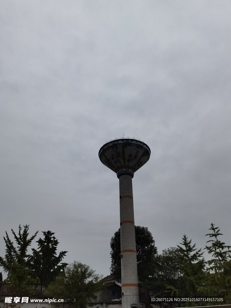 高耸水塔立于绿植间