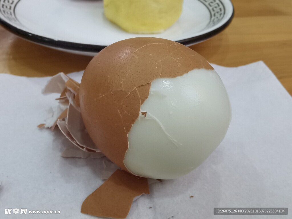 剥开一半的棕色鸡蛋