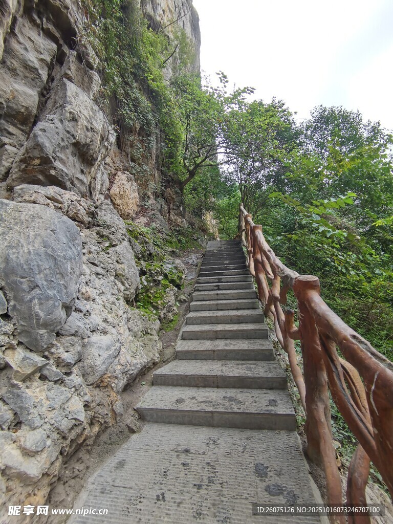 山间木质石阶蜿蜒而上