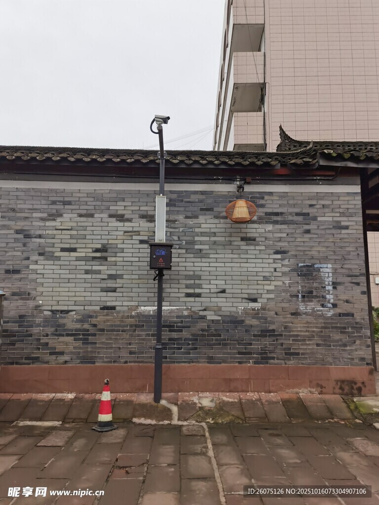 古老砖墙与现代路灯相映