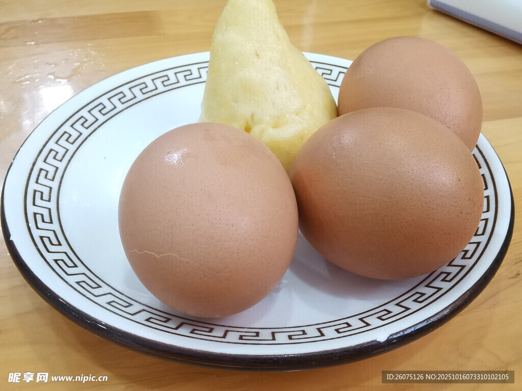 盘中鸡蛋与窝窝头的静物组合