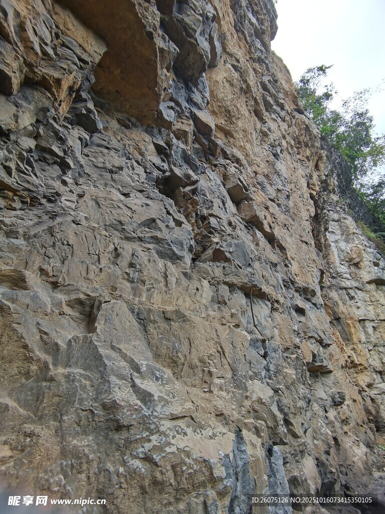 陡峭岩壁户外攀岩好去处