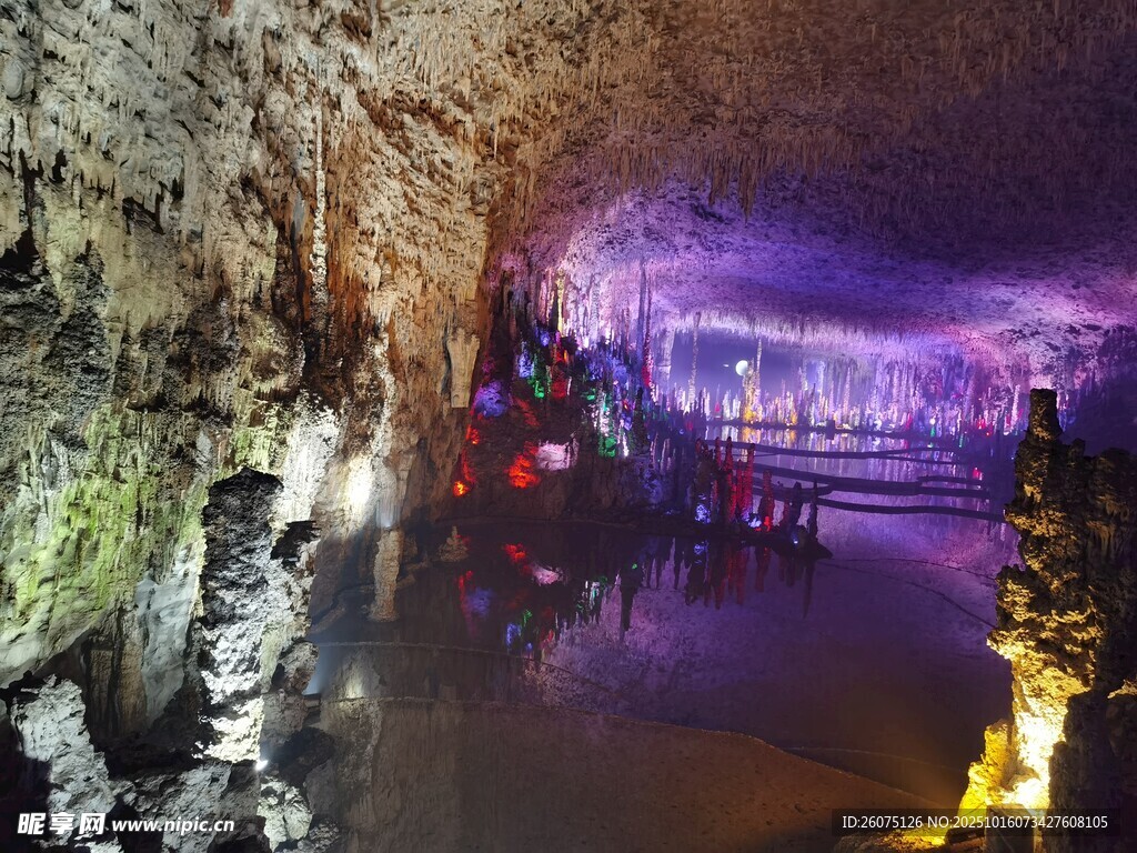 梦幻溶洞景观绚丽灯光秀