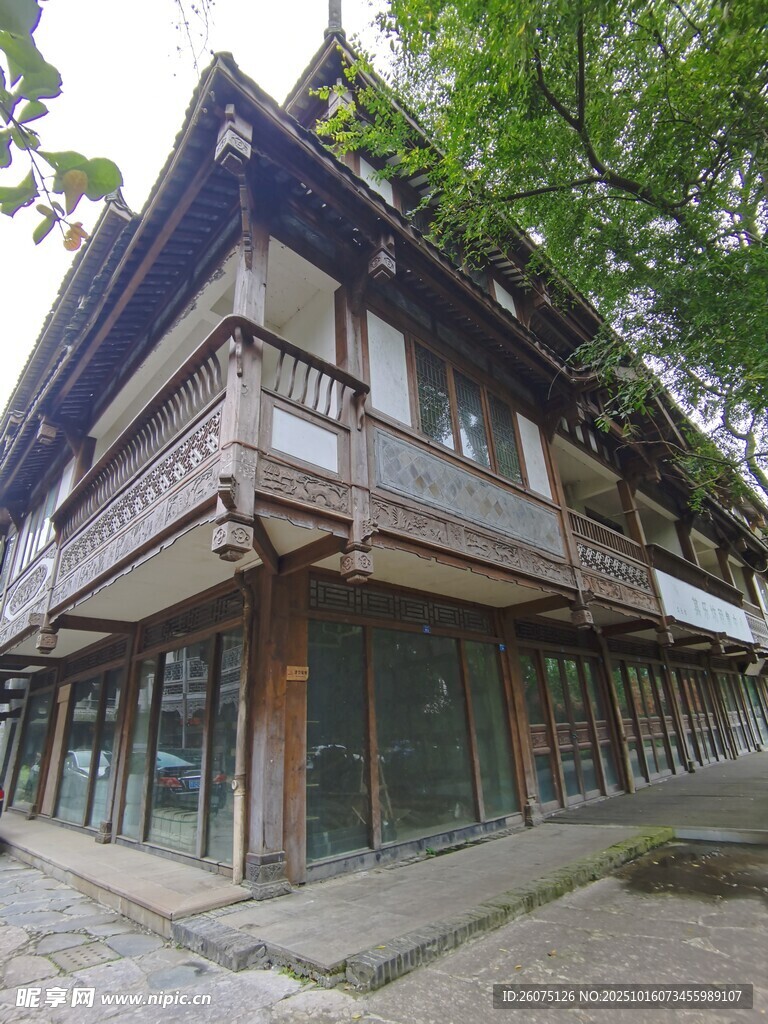 传统木质两层建筑外观