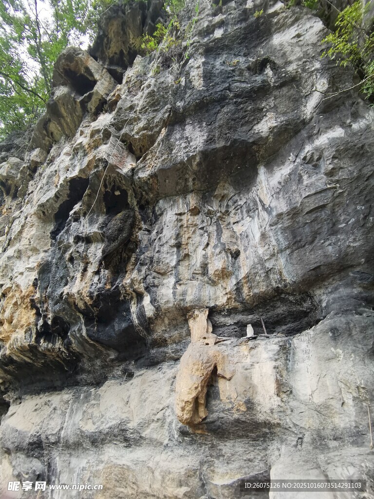 崖壁上的攀岩者