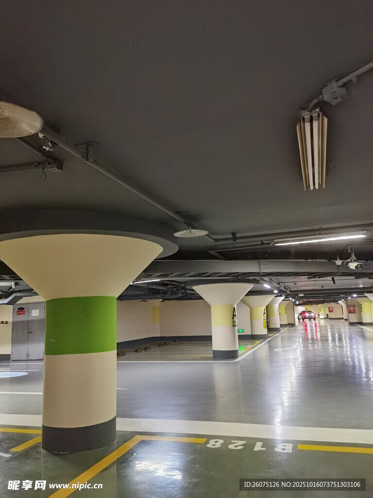 地下停车场内部空旷场景