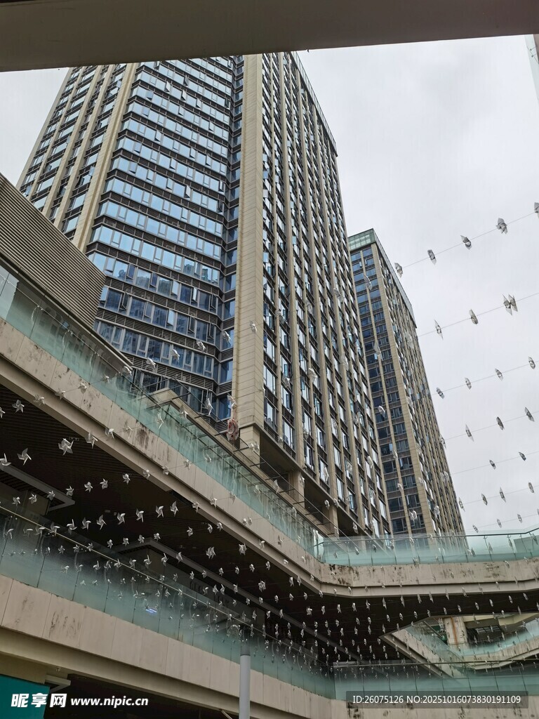 都市高楼与空中连廊景观
