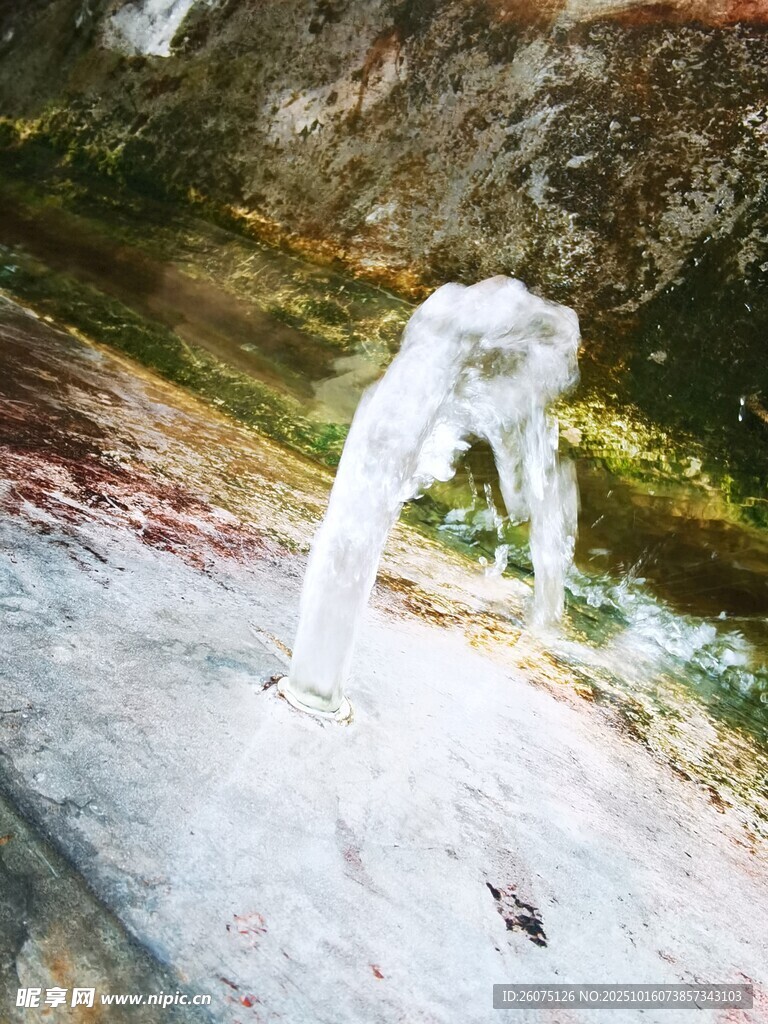 山间清泉流淌
