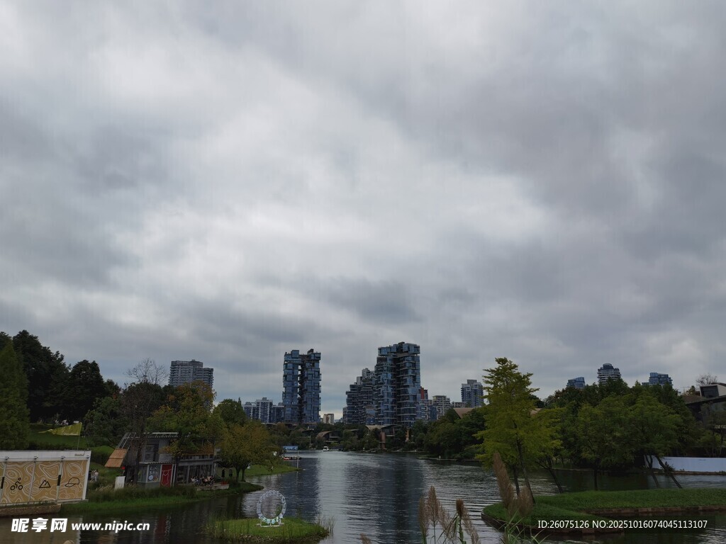 阴天城市河畔风景