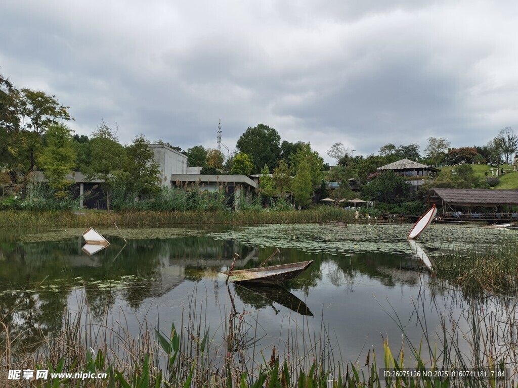 湖畔乡村景致