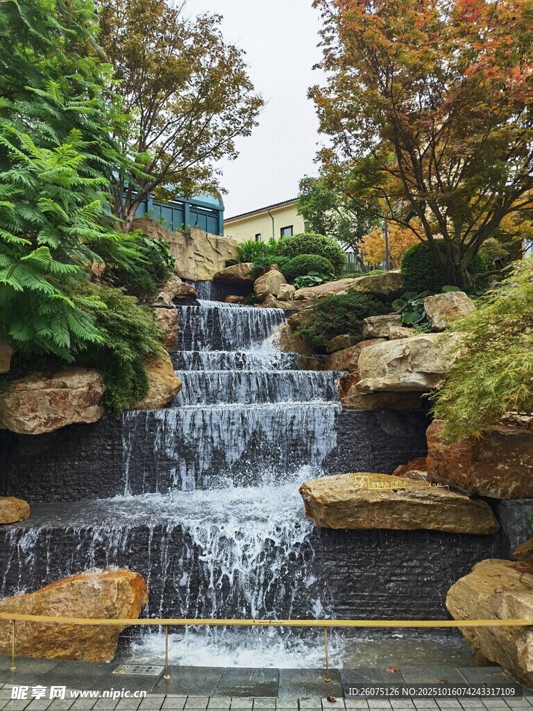 自然景观中的潺潺流水瀑布