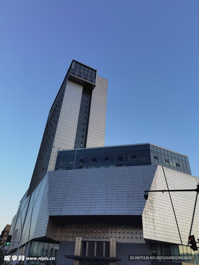 现代风格高耸建筑外观