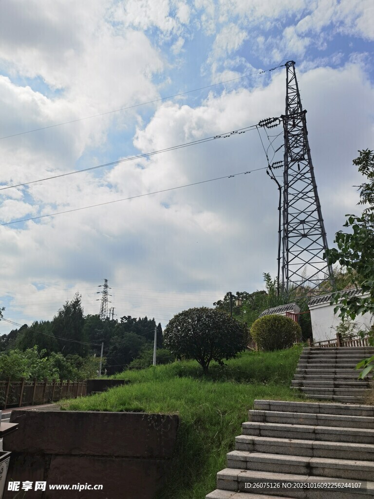 户外电塔与阶梯风景