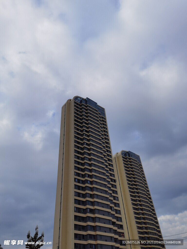 城市高楼与天空景观