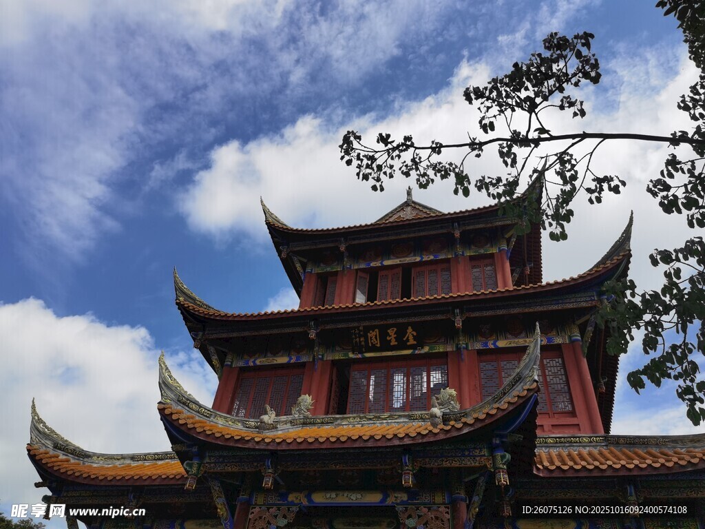 中式古建筑塔楼蓝天白云