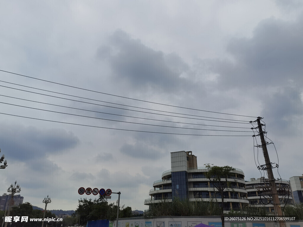 城市街景中的电线与建筑