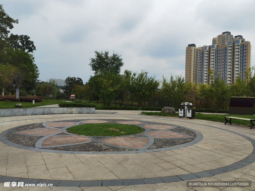城市中的圆形休闲广场