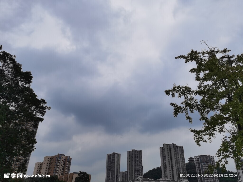 城市上空的多云景象