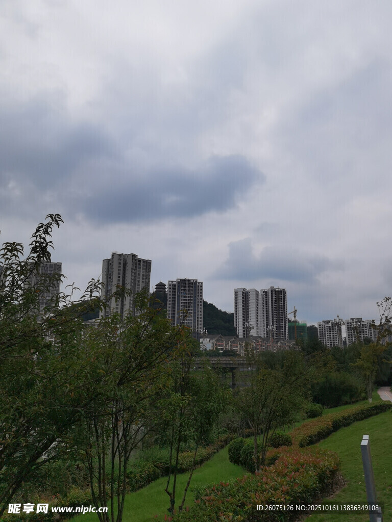 城郊风景建筑与绿植相映