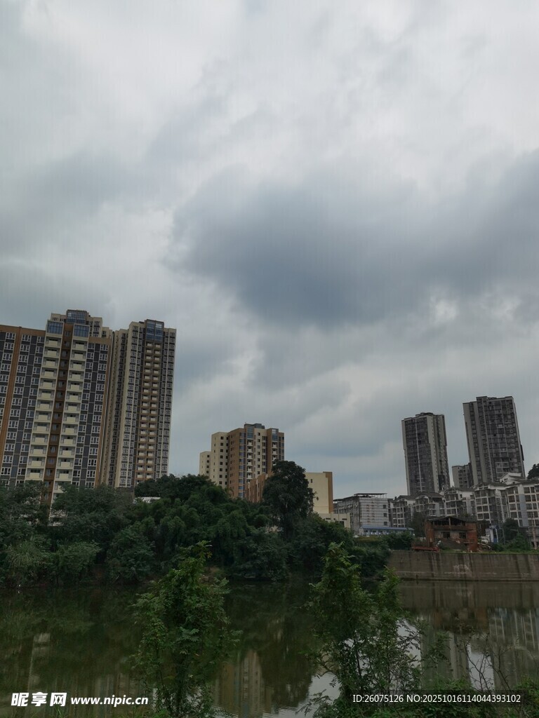 城市河畔高楼与阴沉天空