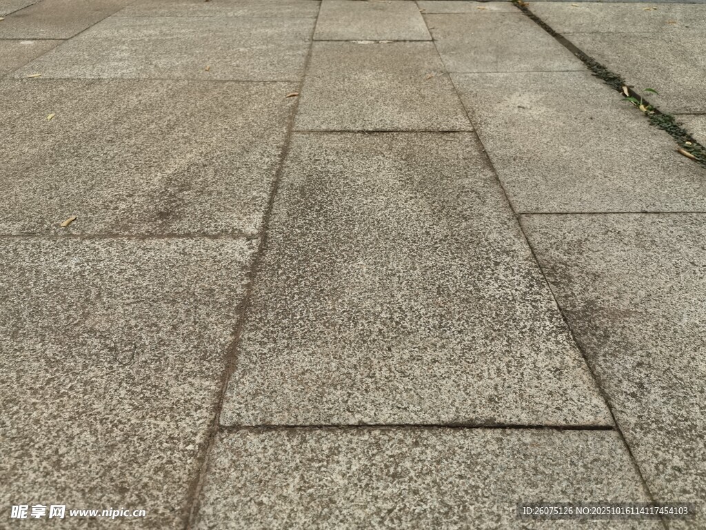 石板铺就的地面