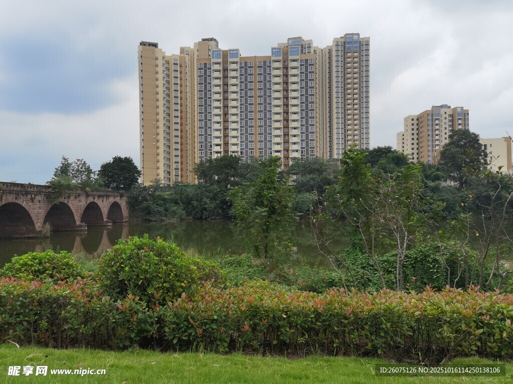 河畔高楼与拱桥景观