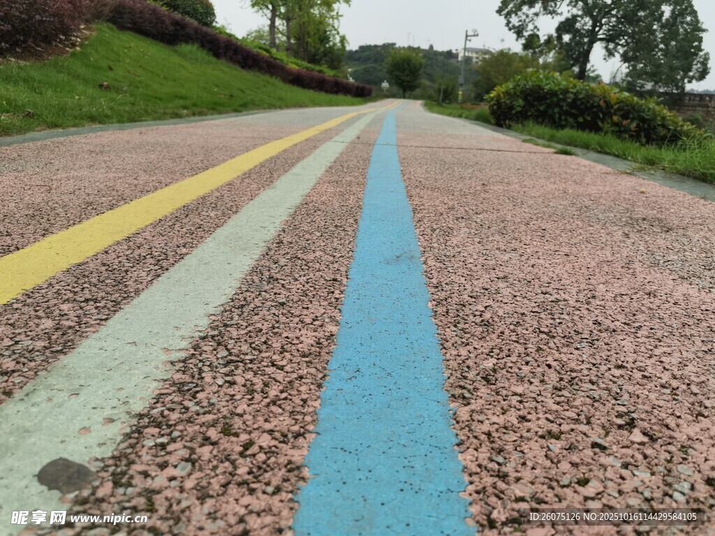 彩色步道开启活力漫步之旅