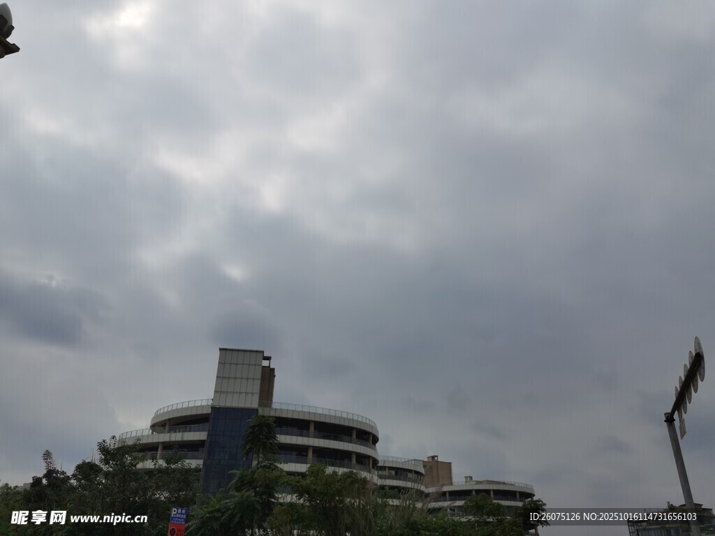 阴天下的城市建筑景观