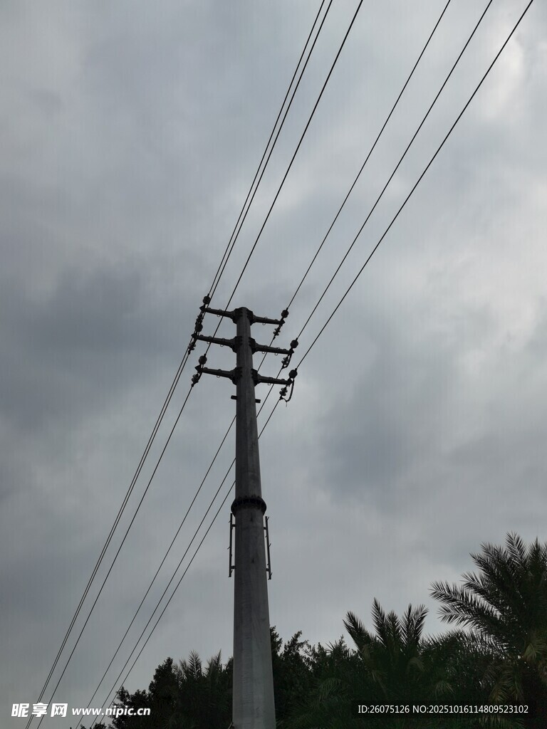 电线杆与空中电线景象
