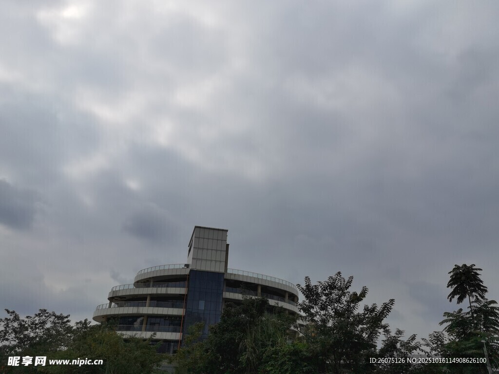阴天中的多层建筑