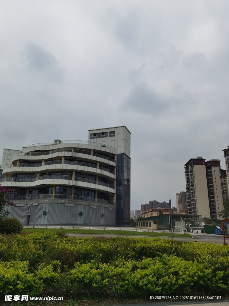 城市中独特外观的现代建筑