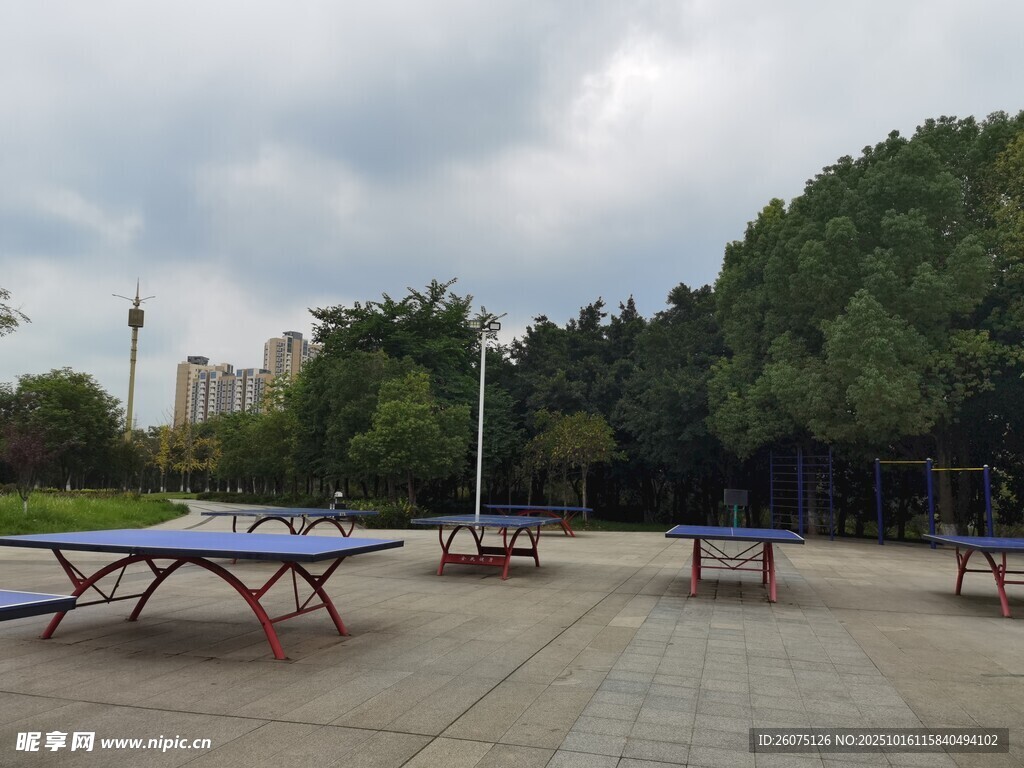 户外空旷处的乒乓球桌